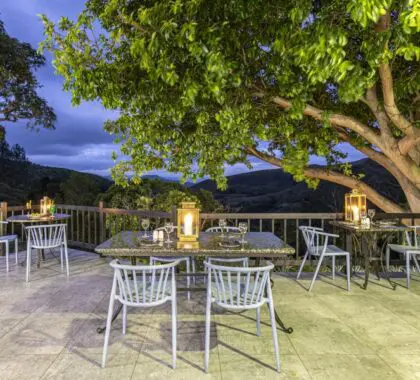 Deléitese con una cena a la luz de las velas con vistas a las colinas.