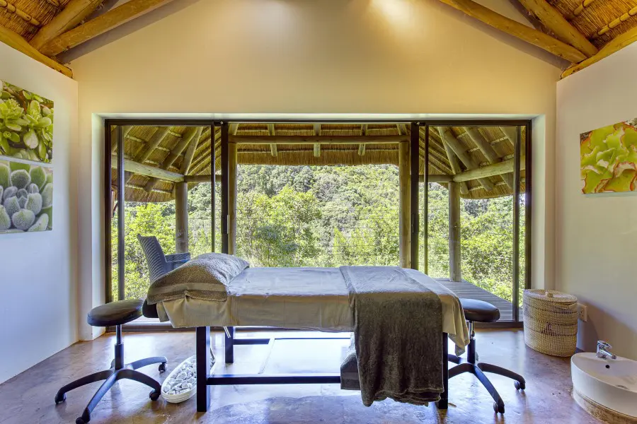 Disfrute de un masaje relajante en el Spa Forest Retreat.