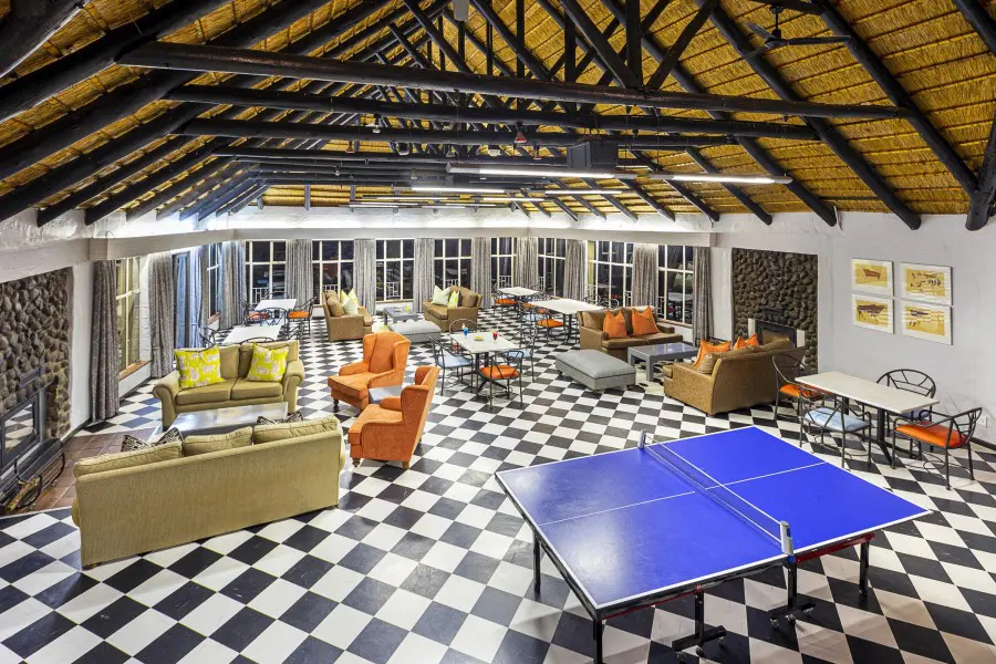Disfruta de una divertida partida de ping-pong en la sala de juegos.