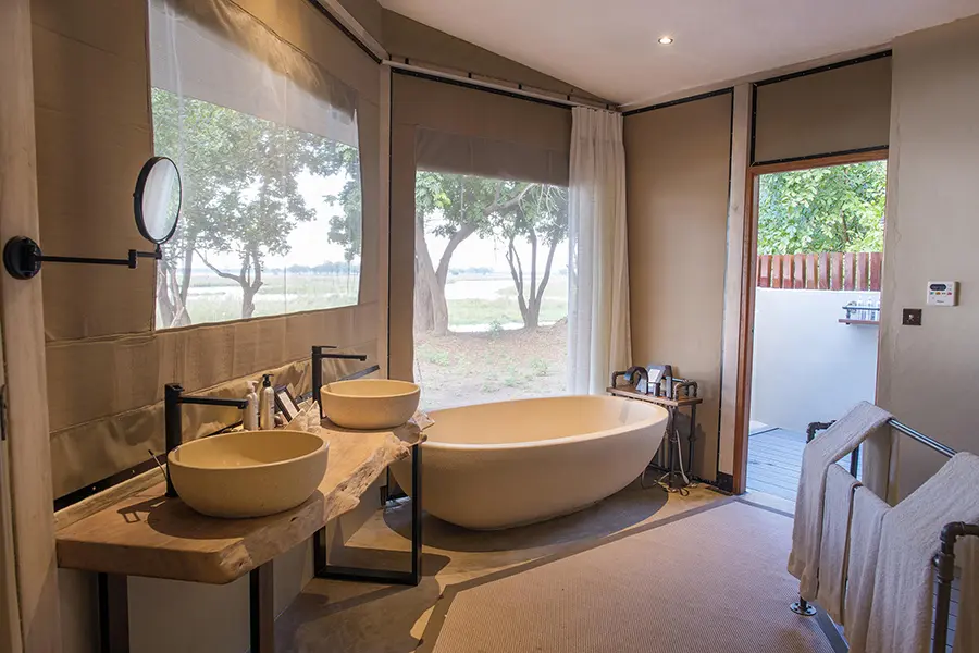 sausage-tree-camp-lower-zambezi-luxury_suite_bath1