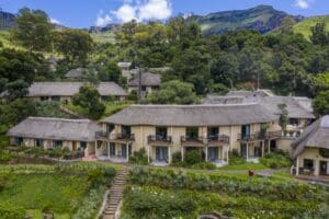 Encaramado a lo largo de una pintoresca ladera en las Drakensberg.