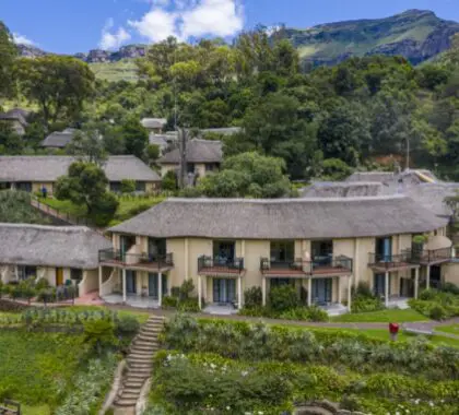 Encaramado a lo largo de una pintoresca ladera en las Drakensberg.