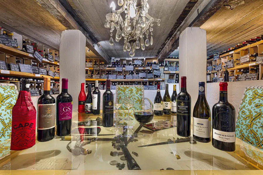 Cada comida se marida con un buen vino de la bodega subterránea de la Caverna.