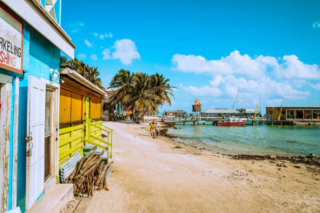 Vista de la playa desde la tienda de buceo 'Scuba Steve' en Cayo Ambergris
