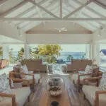 Guests are greeted by the ocean in the light and breezy lounge area, and are treated to warm and friendly service throughout their stay.
