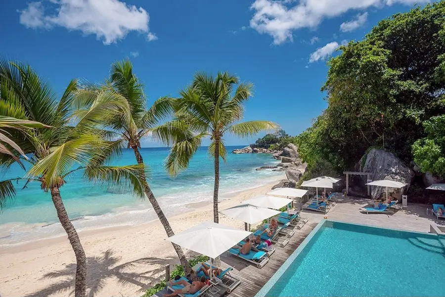 carana-beach-hotel-piscina-junto-a-la-playa