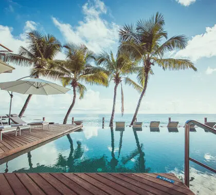 La piscina del Carana Beach Hotel tiene vistas a la playa y al océano. 