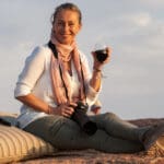 Lucy a apreciar o seu vinho em Damaraland, na Namíbia.