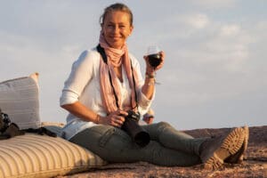 Lucy a apreciar o seu vinho em Damaraland, na Namíbia. 