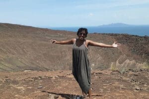 Caroline explora el cráter de Nabiyotum, en el lago Turkana (Kenia). 