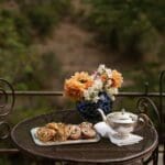 El delicioso té de la tarde en la veranda invita a disfrutar de impresionantes vistas y pasteles. 
