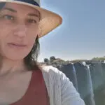 Monique desfruta de uma visita guiada às Cataratas Vitória.