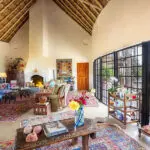 Todas las habitaciones de Olepangi están adornadas con flores recién cortadas. 