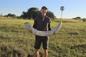 James es más feliz cuando está de safari. 