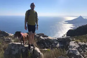 James practicando senderismo en Ciudad del Cabo. 