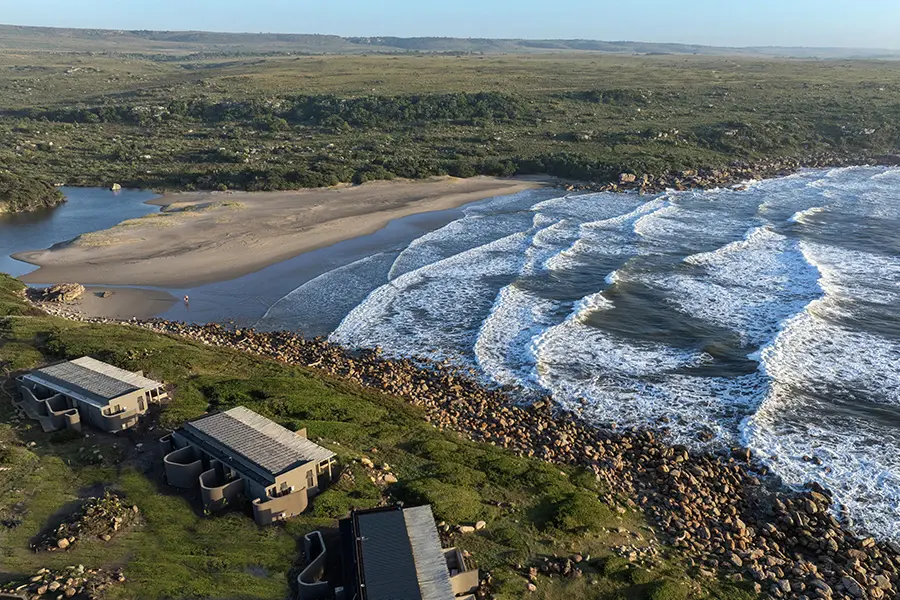 Vista aérea del GweGwe Beach Lodge y de los acantilados hasta el mar y la playa | Go2Africa