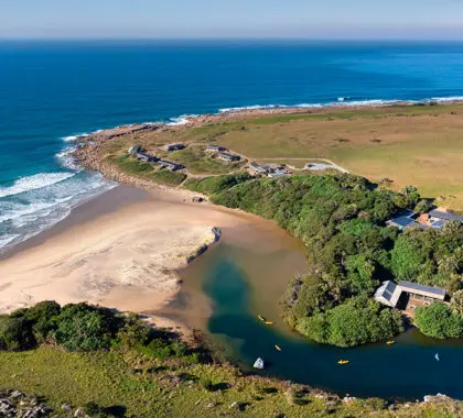 O alojamento está situado ao lado de uma enseada arenosa com um rio perfeito para andar de caiaque | GweGwe Beach Lodge.