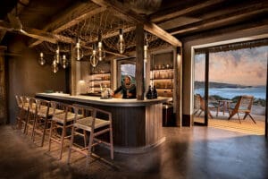 La remota ubicación del lodge no impide el acceso a los excelentes vinos de Sudáfrica, ya que cuenta con un bar y una bodega bien surtidos.