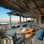 Elige un lugar en la terraza para relajarte y disfrutar de las vistas al océano.