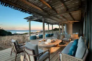 Elige un lugar en la terraza para relajarte y disfrutar de las vistas al océano.