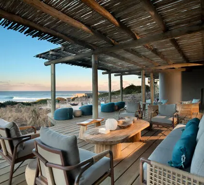 Escolha um local no convés para relaxar e apreciar a vista para o mar.