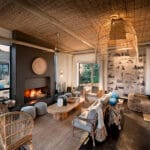 Relájate en el salón principal, que cuenta con una acogedora chimenea para las noches más frescas.