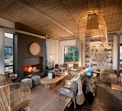 Relaxe no salão principal que tem uma lareira acolhedora para as noites mais frias.