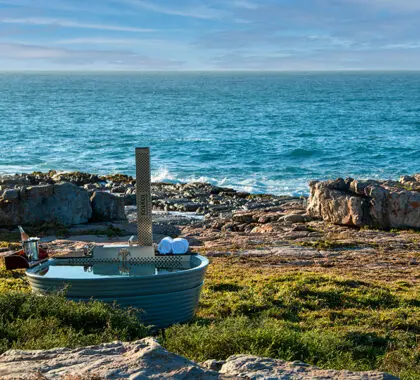 In der GweGwe Beach Lodge können Sie in den abgelegenen, mit Holz beheizten Whirlpools einen Hauch von Luxus genießen. 