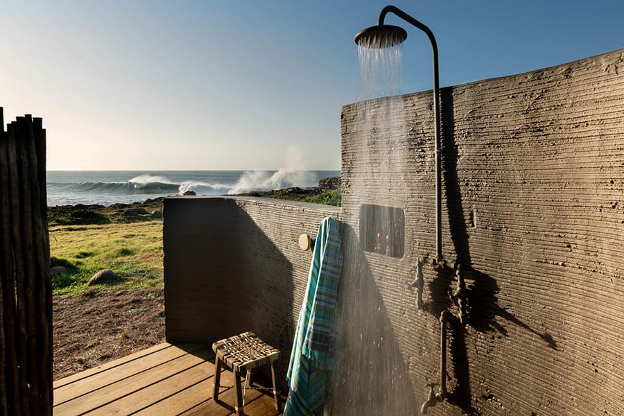 gwegwe-beach-lodge-costa-salvaje-nuevas-imagenes-suite_ducha_al_exterior_1