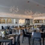 Cene en un elegante restaurante.