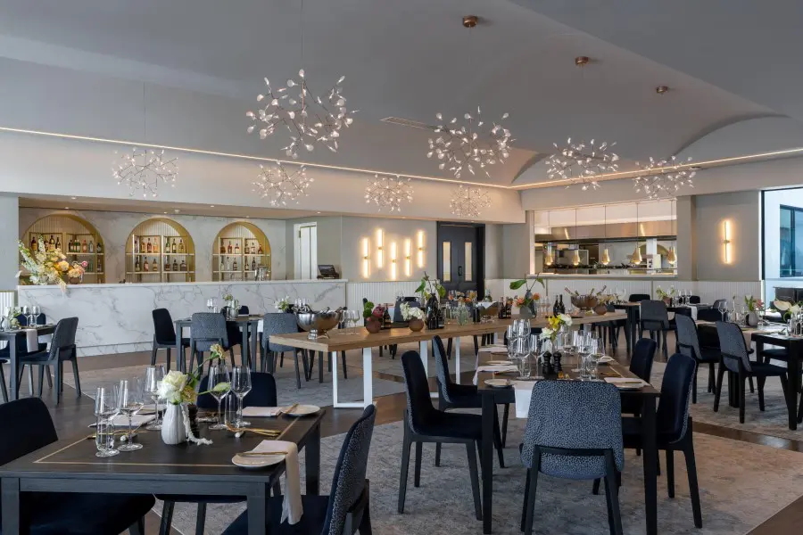 Cene en un elegante restaurante.