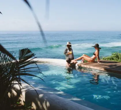 Genießen Sie Drinks am Pool mit atemberaubendem Meerblick im Sala Beach House. 