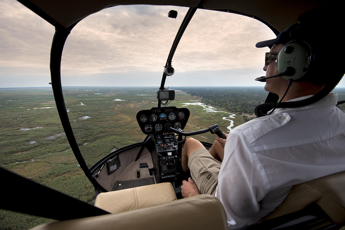 Mirando desde detrás del piloto de un helicóptero | Go2Africa