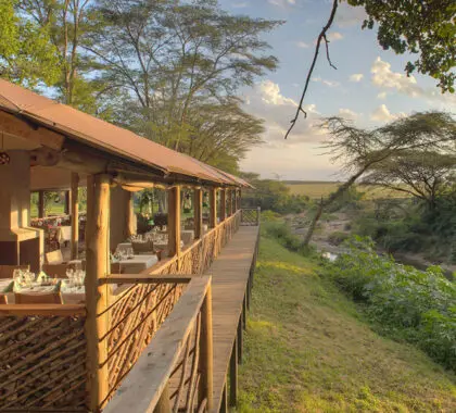 La amplia terraza y el restaurante de Basecamp Masai Mara.