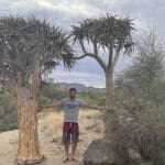 Craig con árboles Quiver en Namibia. 