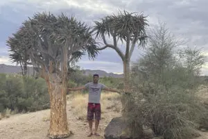 Craig con árboles Quiver en Namibia. 