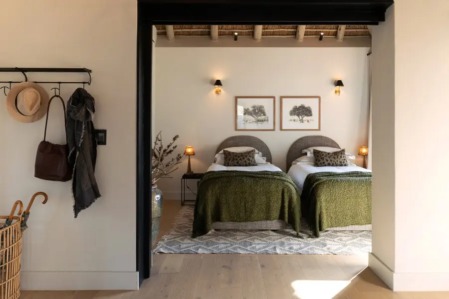 Additional room with twin beds for families. 