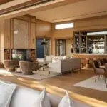 El salón principal invita a pedir unas copas en el bar y relajarse. 