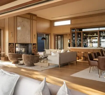El salón principal invita a pedir unas copas en el bar y relajarse. 