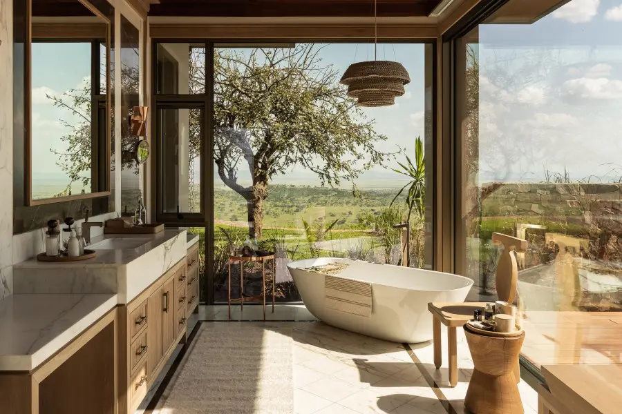 Disfrute de las pintorescas vistas del Srengeti sin salir de su habitación, el safari le rodea en un lujoso safari por Tanzania | Singita Milele