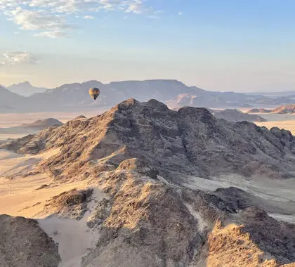 Kies ervoor om het landschap vanuit een heteluchtballon te bekijken. 