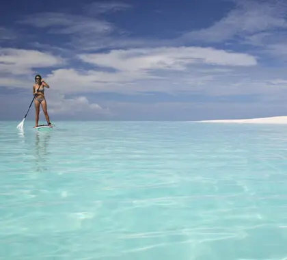 Paddle boarding en aguas azules. 