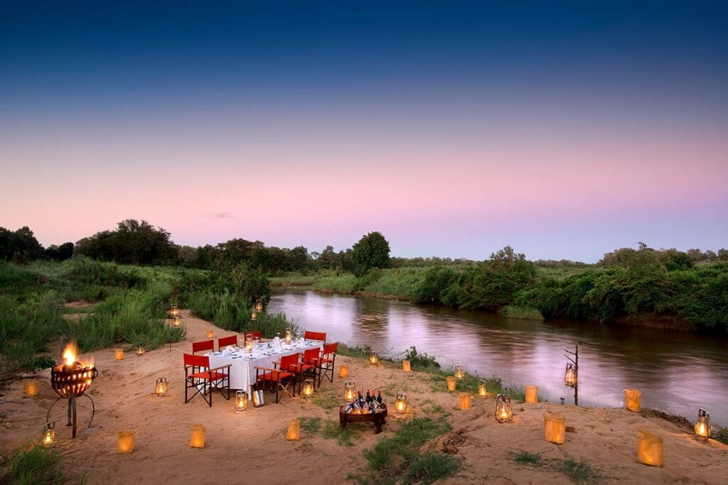 Safari en el Parque Kruger, comedor exterior cerca del río