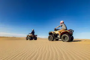El quad sobre las dunas de Namibia es la actividad definitiva para los amantes de las emociones fuertes | Shipwreck Lodge