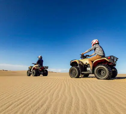 El quad sobre las dunas de Namibia es la actividad definitiva para los amantes de las emociones fuertes | Shipwreck Lodge