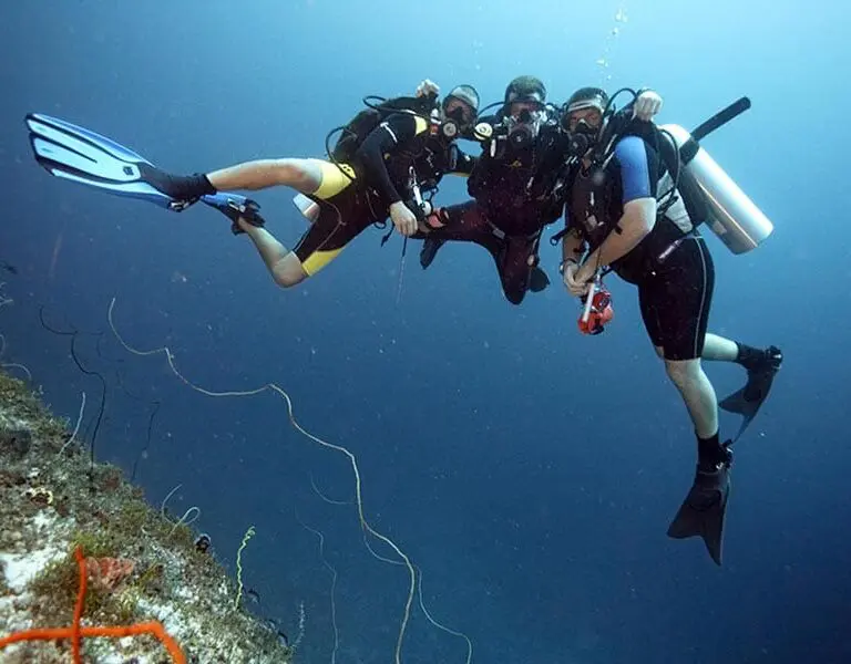 33-divers-blue-wall-zanzibar-2-4