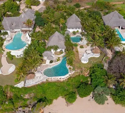 Una vista aerea della lussuosa Msambweni Beach House. 