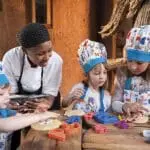 Repostería con chefs entusiastas en ciernes. 