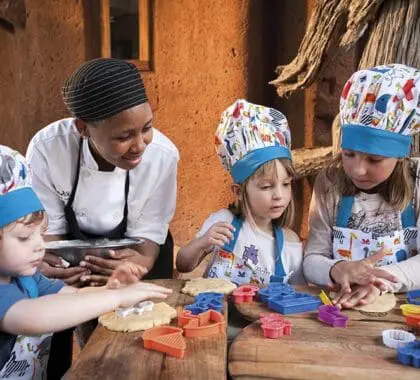 Repostería con chefs entusiastas en ciernes. 