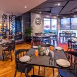 Le espera un vibrante ambiente de restaurante.